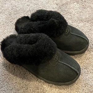 Black Ugg slippers size 8